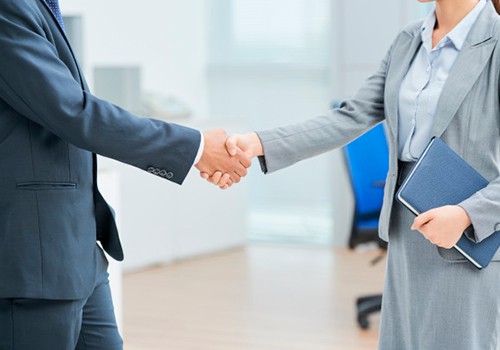 pessoas-de-negocios-anonimas-apertando-as-maos_1098-17070